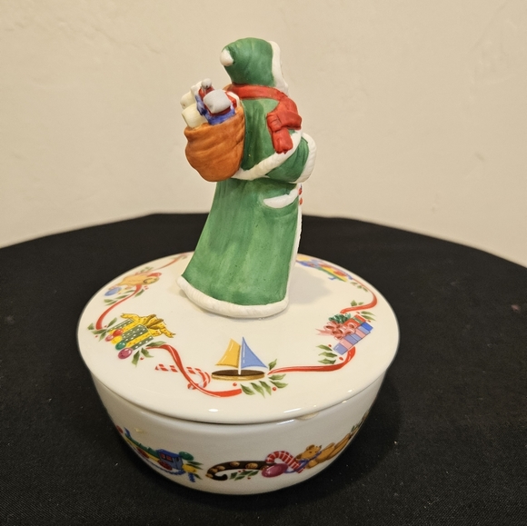 Lenox Victorian Santa Music Box - Picture 4 of 8